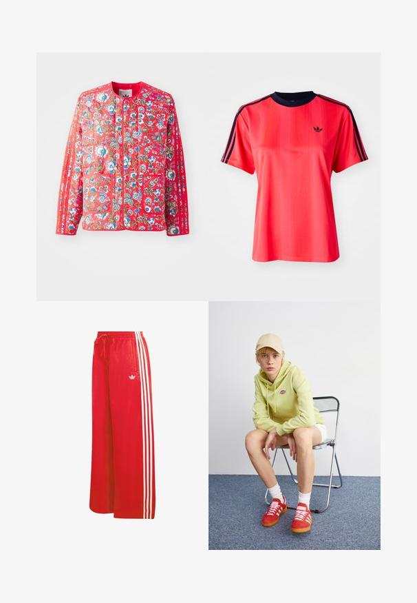 Rote, gesteppte Jacke mit floralem Muster in Blau, Grün und Weiß, mit rundem Ausschnitt, zwei Fronttaschen und kontrastierenden Besätzen.; Rotes sportliches T-Shirt mit kurzen Ärmeln, das von vertikalen Streifen, einem marineblauen Rundhalsausschnitt und einem kleinen schwarzen Logo auf der Vorderseite geprägt ist.; Rote Sporthose aus leichtem Material, mit weitem Bein, elastischem Bund, Kordelzug und drei weißen Streifen auf jeder Seite.; Helle grüne Kapuzenjacke mit Logo, weiße Shorts, rote Sneakers mit weißen Streifen, sitzend auf einem verchromten Klappstuhl vor einem neutralen Hintergrund.