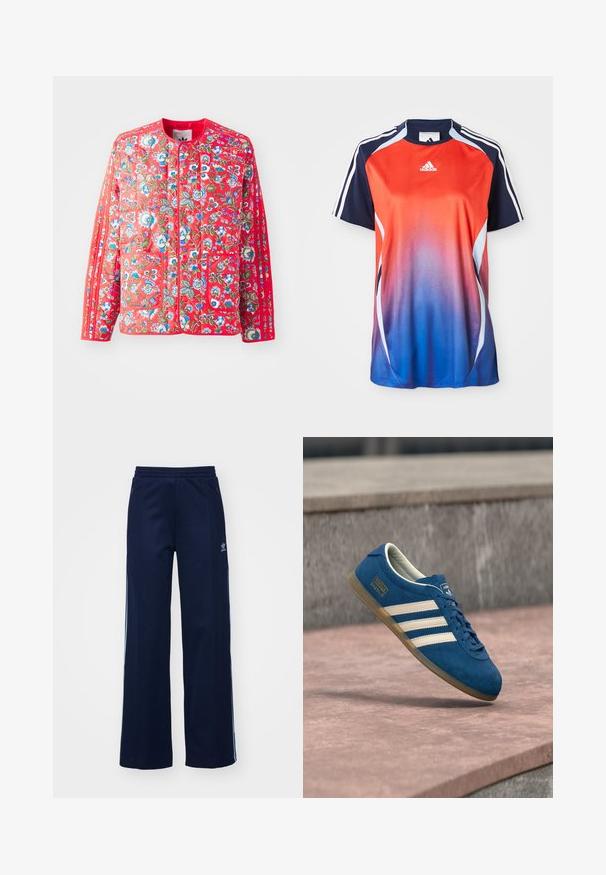 Rote, gesteppte Jacke mit floralem Muster in Blau, Grün und Weiß, mit rundem Ausschnitt, zwei Fronttaschen und kontrastierenden Besätzen.; Adidas Sportshirt mit kurzen Ärmeln in einem Farbverlauf von Rot zu Blau, mit marineblauen Akzenten und weißen Streifen an den Schultern.; Helleblaue Baumwollmischung Trainingshosen mit weit geschnittenem Design, elastischem Bund und Reißverschlusstaschen, mit weißen Seitenstreifen und Logodetails.; Blaue Wildledersneaker mit cremefarbenen Streifen und Schnürsenkeln, Gummisohle in Karamellfarbe, strukturierte Oberfläche, abgerundete Zehenpartie und Markenlogo an der Seite.
