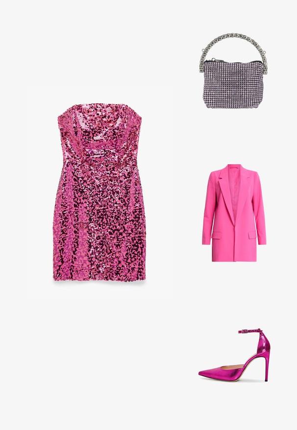 Fuchsia roze blazer met een gekartelde revers, sluiting met één knoop en twee voorklopjes, gemaakt van een gladde stof met een getailleerde pasvorm.; Bandeau, korte roze jurk bedekt met glinsterende pailletten die een fonkelend, gestructureerd oppervlak creëren.; Roze metallic hoge hakpump met spitse neus, enkelbandje en gestructureerd oppervlak. Voorzien van een slanke stilettohak en een glad interieur.; Kleine rechthoekige avondtas bedekt met paarse strasstenen, met een handvat bespikkeld met zilveren strasstenen en een zwarte ritssluiting.