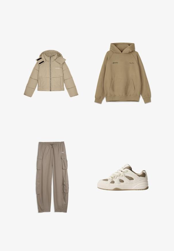 Beige Steppjacke mit Kapuze, Reißverschluss vorne, zwei seitlichen Taschen und Klettverschluss- Akzenten an der Schulter. Textlogo auf der Brust.; Beige Kapuzenpullover aus Fleece-Material, mit einer frontalen Tasche, gerippten Bündchen und gestickten Logos auf der Brust.; Hellbraune, locker sitzende Cargohosen mit Kordelzugbund und Klappentaschen an jedem Bein, mit einem kleinen weißen Puma-Logo auf der rechten Seite.; Weißes und beiges Sneaker mit Netzpaneelen, runder Zehenpartie, dicke Sohle und Schnürdesign. Verfügt über strukturierte Akzente und gemusterte Profilsohle.