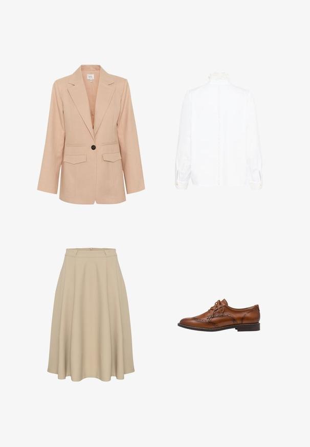 Gestuz MANU - Halflange jas - rose dust; Witte blouse met lange mouwen, voorzien van een kanten hoge kraag en manchetten, met een verticale kanten bies langs de achterkant in het midden.; Beige A-lijn rok met een gladde textuur, hoge taille en geplooid ontwerp. Heeft een ritssluiting aan de achterkant en een uitlopende zoom.; Bruine leren brogue oxford schoen met wingtip-details, perforaties, veters en lage gestapelde hak op een witte achtergrond.