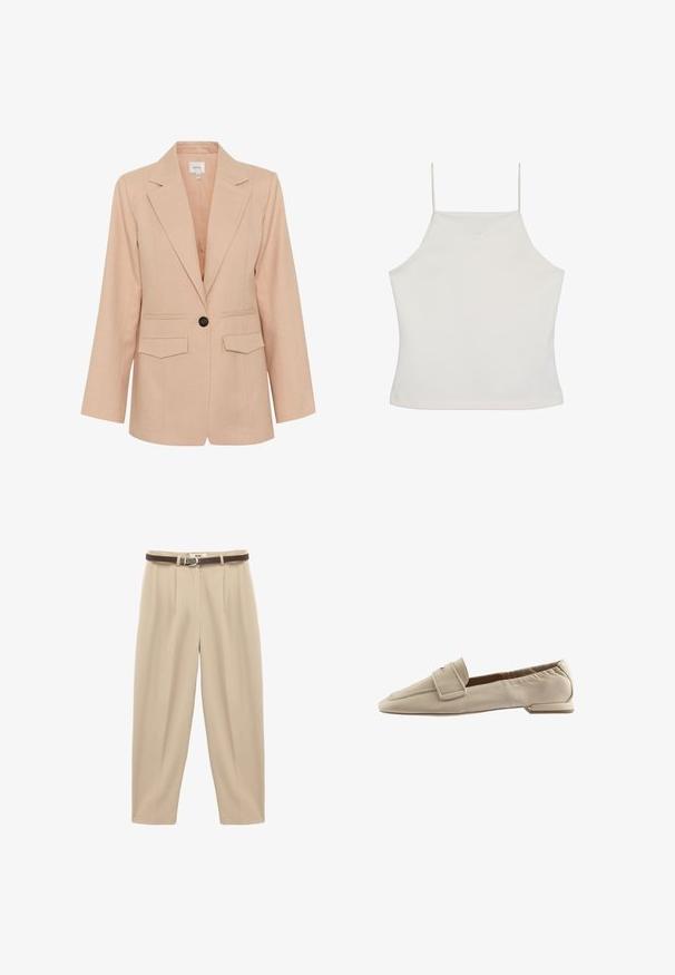 Gestuz MANU - Korte frakker - rose dust; Hvid ærmeløs crop top med tynde stropper og diskret "cK"-logo broderet på brystet, ensfarvet baggrund.; Beige, højtaljede bukser lavet af glat stof, med et brunt bælte med en metalspænde, og frontfolder for ekstra struktur.; Beige loafers lavet af glat materiale med firkantet tå, syningsdetaljer og en lille flad hæl. Designet inkluderer en foldet klap.