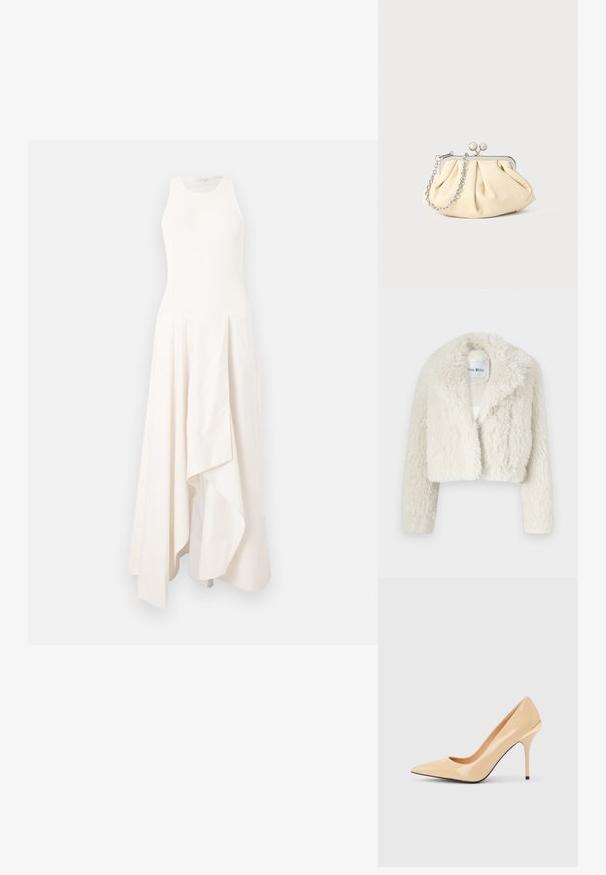Veste en fausse fourrure blanche coupée avec un large col, présentant une surface douce et texturée ainsi que de longues manches. Étiquette visible à l'intérieur.; Robe maxi blanche sans manches avec col montant et jupe superposée asymétrique, présentée sur un fond blanc.; Escarpin à talon haut en cuir verni beige avec bout pointu et talon aiguille fin, orné d'un petit accent doré à l'arrière.; Pochette en cuir beige plissé avec un cadre en métal argenté, dotée de deux fermoirs ronds décoratifs et d'une chaîne en argent.