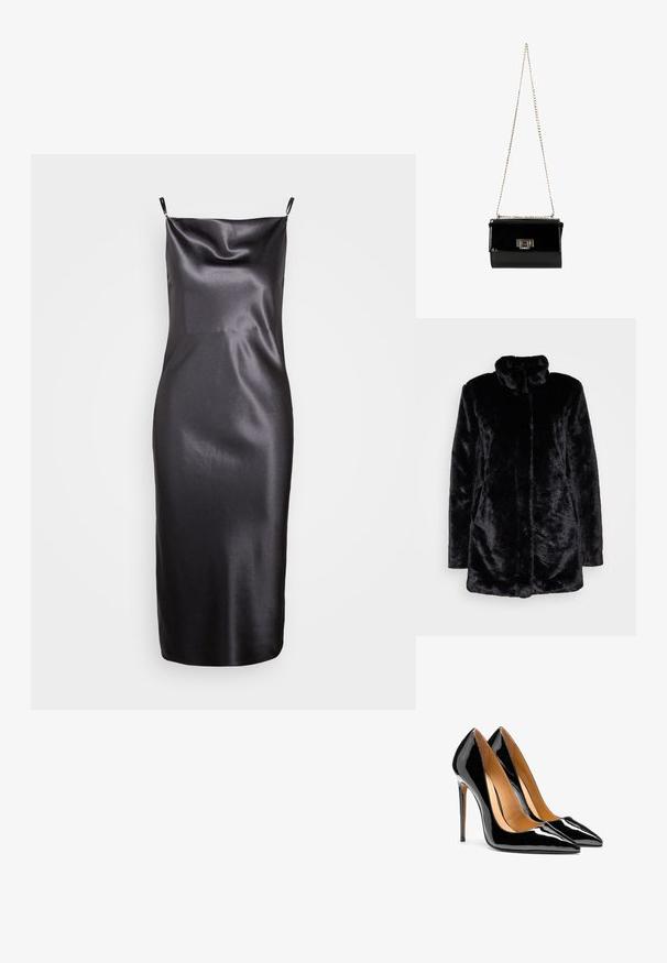 Zwarte nepbontjas met een hoge kraag, zachte textuur, lange mouwen en een open voorkant. Geen zichtbare sluitingen.; Samsøe Samsøe FREDERICKA LONG DRESS - Cocktailjurk - ombre dark; Een paar glanzende zwarte lakleren pumps met puntige neus, naaldhakken en een beige binnenvoering op een witte achtergrond.; Zwarte gepatineerde leren handtas met een gouden schouderband, rechthoekige vorm, voorzien van een flapsluiting aan de voorkant en een metallic logo accent.