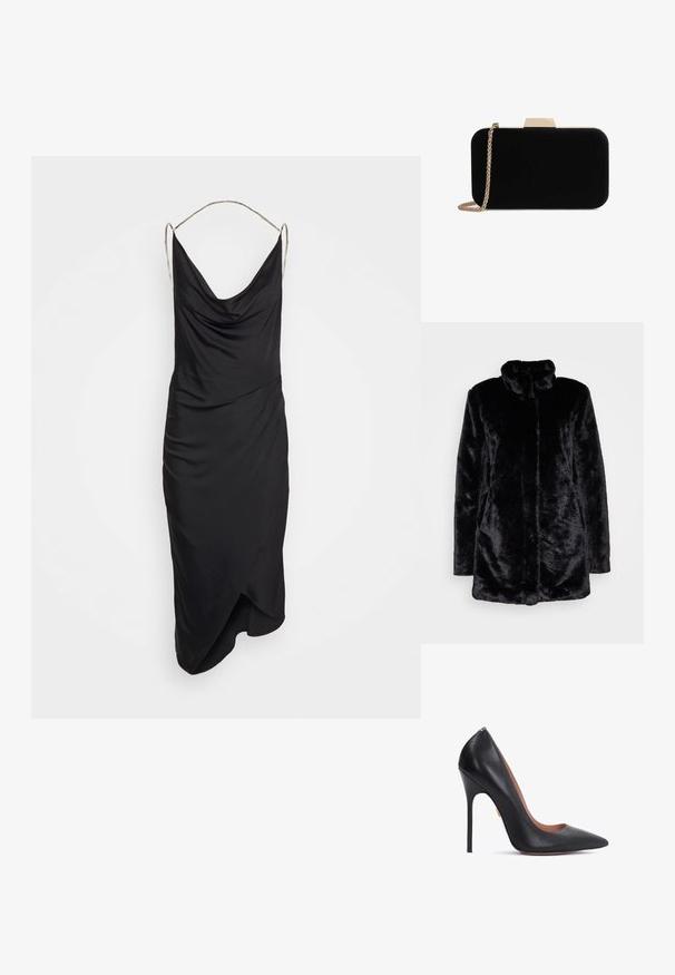 Schwarzer Kunstfellmantel mit hohem Kragen, weichem Bezug, langen Ärmeln und offenen Vorderteil. Keine sichtbaren Verschlüsse.; Et Ochs ILA CHAIN COWL NECK MIDI DRESS - Cocktailkleid/festliches Kleid - black; Schwarze Leder-Pumps mit hohem Absatz, spitzer Schuhspitze, schlankem Stiletto-Absatz und geschwungenem Ausschnitt. Glatte Textur und goldener Akzent nahe dem Absatz.; Schwarze Samt-Clutch mit goldfarbener Hardware, rechteckiger Form und Kettenriemen, mit glatter Textur und ohne sichtbare Muster.