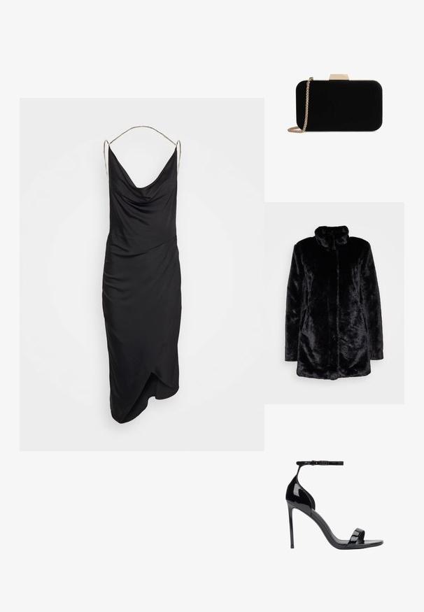 Schwarzer Kunstfellmantel mit hohem Kragen, weichem Bezug, langen Ärmeln und offenen Vorderteil. Keine sichtbaren Verschlüsse.; Et Ochs ILA CHAIN COWL NECK MIDI DRESS - Cocktailkleid/festliches Kleid - black; ESTRO Riemensandalette - black; Schwarze Samt-Clutch mit goldfarbener Hardware, rechteckiger Form und Kettenriemen, mit glatter Textur und ohne sichtbare Muster.