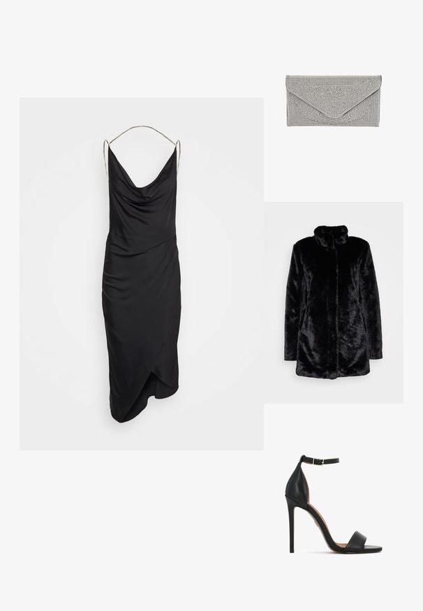 Schwarzer Kunstfellmantel mit hohem Kragen, weichem Bezug, langen Ärmeln und offenen Vorderteil. Keine sichtbaren Verschlüsse.; Et Ochs ILA CHAIN COWL NECK MIDI DRESS - Cocktailkleid/festliches Kleid - black; Schwarzer Leder-Sandalette mit hohem Absatz, schmalem Knöchelriemen, offenem Zehendesign und elegantem Stiletto-Absatz. Glatte Textur mit minimalen Akzenten.; Silberne Clutch mit strukturierter, genoppter Oberfläche. Verfügt über ein Umschlagdesign mit schrägem Klappenverschluss und kontrastierendem schwarzen Rand.