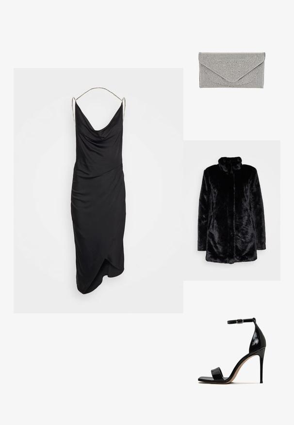 Zwarte nepbontjas met een hoge kraag, zachte textuur, lange mouwen en een open voorkant. Geen zichtbare sluitingen.; Et Ochs ILA CHAIN COWL NECK MIDI DRESS - Cocktailjurk - black; Zwarte lakleren hoge hak sandaal met een open teen, enkelbandje en een slanke, glanzende afwerking. Heeft een slank stiletto-hak.; Zilveren clutch met een textuur en studs. Heeft een envelopontwerp met een schuine klep en contrasterende zwarte rand.