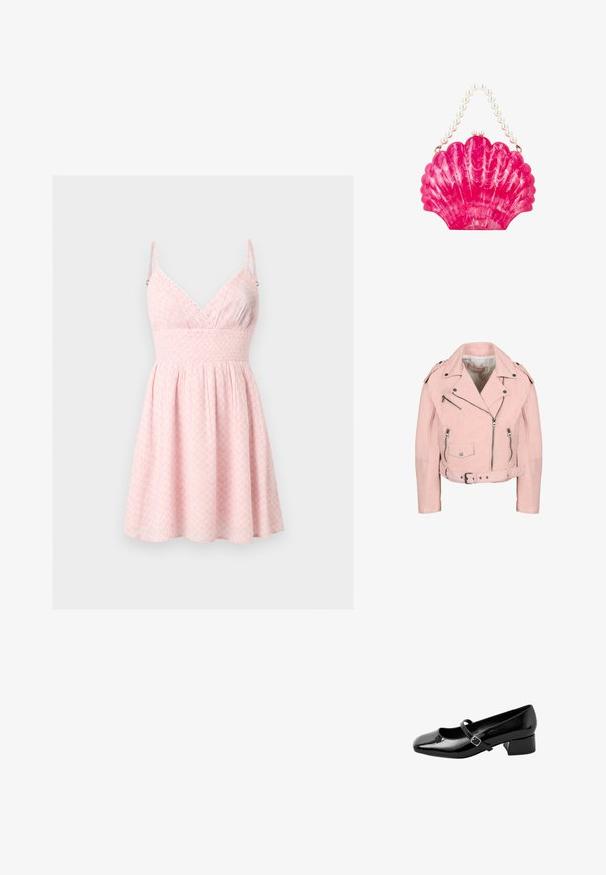 Lichtroze cropped bikerjack met zilveren ritsen, drukknopen, een riem in de taille en schouderepauletten.; Lichtroze mouwloze jurk met dunne bandjes, V-hals, aansluitende taille en een licht uitlopende rok met subtiel bloemmotief.; Zwarte gepatineerde leren Mary Jane-schoen met een ronde neus, lage blokhak en een dunne verstelbare band met een zilveren gesp.; Felroze handtas in schelpvorm met een gemarmerd patroon en een handvat van grote witte parels.