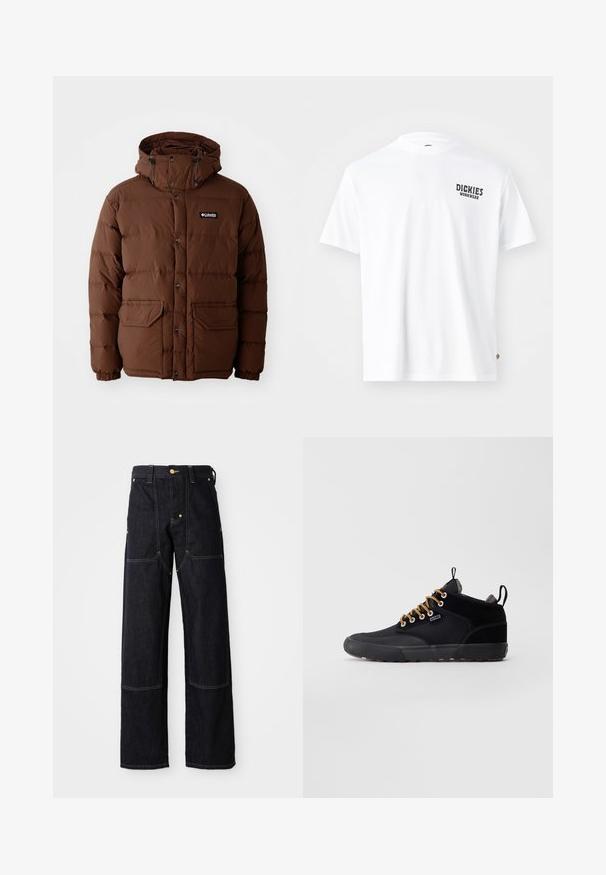 Braune Daunenjacke mit Kapuze, ausgestattet mit einem Reißverschluss, Druckknöpfen und zwei Fronttaschen. Hergestellt aus steppbarem, wasserabweisendem Material.; Weißes Baumwoll-T-Shirt mit rundem Ausschnitt, kurzen Ärmeln und einem kleinen schwarzen "Dickies Workwear"-Logo auf der linken Brust. Glatte Textur, normale Passform.; Dunkelblaue Denim-Hosen mit geradem Schnitt, ausgestattet mit gelben Nähten und Vordertaschen. Der Stoff wirkt robust und strukturiert.; Schwarzer Mid-Top Sneaker mit braunen Schnürsenkeln, Zuglaschen und einer Gummisohle, mit einem kleinen "Globe"-Logo an der Seitenwand.