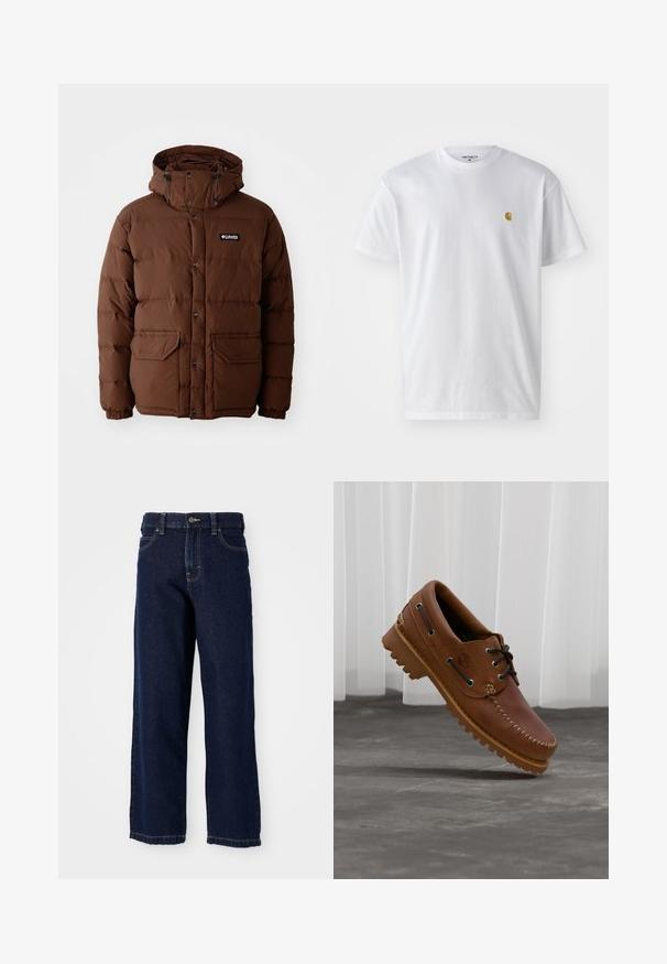 Braune Daunenjacke mit Kapuze, ausgestattet mit einem Reißverschluss, Druckknöpfen und zwei Fronttaschen. Hergestellt aus steppbarem, wasserabweisendem Material.; Weißes Baumwoll-T-Shirt mit kurzen Ärmeln, Rundhalsausschnitt, mit einem kleinen goldenen Logo im linken Brustbereich. Weicher Stoff und normale Passform.; Dunkelblaue Jeans mit weitem Bein aus Denim, gerader Schnitt, Fünf-Taschen-Design und Abschlussnähten entlang des Saums.; Brauner Leder-Bootsschuh mit schwarzen Schnürsenkeln, beigen Nähten und einer robusten Sohle, schwebt über einem grauen Betonboden.