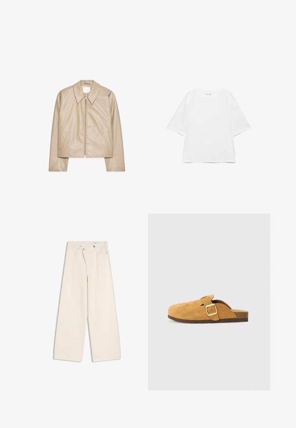 Beige cropped jakke lavet af struktureret kunstlæder, med stor krave, lynlåslukning foran og to sidelommer.; Hvid oversize T-shirt med korte ærmer og rund hals, ensfarvet design og skuldersømme, der er sænket, på hvid baggrund.; Off-white bukser med vidde i benene, foranlommer, bærestropper og sølvknapper på linningen og lommekanter.; Brune ruskind klipklapper med en sidelås og detaljer i guld. Flad sål med tekstureret finish, åben bag og rundt tådesign.