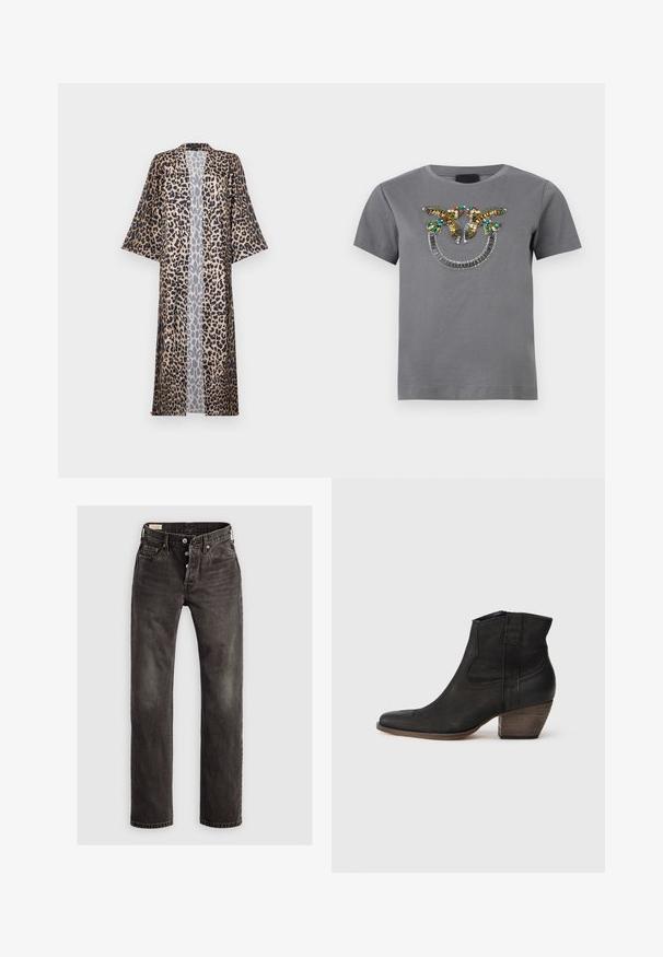 Leopardprint kimono med en afslappet pasform, der har korte ærmer, åben fortil og en silkeagtig tekstur. Farvepaletten omfatter sort, brun og beige.; Grå t-shirt med korte ærmer og rund halsudskæring, med et frontmotiv af to fugle vendt mod hinanden, lavet med farverige pailletter og perler.; Mørkegrå lige ben jeans lavet af denim, der har en knaplukning, fem-lommemodel og subtile falmede detaljer på stoffet.; Sort læder ankelstøvle med spids tå, dekorativ syning og en mellemhøj træhæl. Glat tekstur med lynlås lukning.