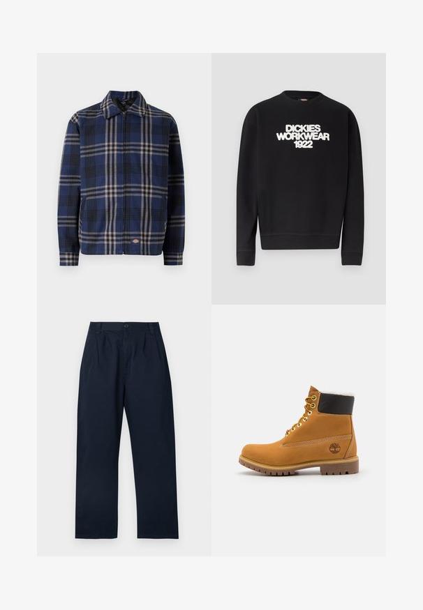 Karierte Jacke in Navy, Schwarz und Beige. Mit Kragen, Frontreißverschluss und elastischen Bündchen sowie einem Logo auf der unteren Seite.; Schwarzer Rundhalsausschnitt-Pullover mit weißem, strukturiertem Text "DICKIES WORKWEAR 1922" auf der Brust, gerippte Bündchen und Saum.; Dunkel marineblaue Baumwollhose mit Knopfverschluss, vorderen Falten und geradem Bein.; Braune Leder-Ankle-Boots mit Metallösen, weißem Kunstfellfutter, schwarzem gepolstertem Kragen, robustem Sohlenprofil und geprägtem Logo an der Seite.