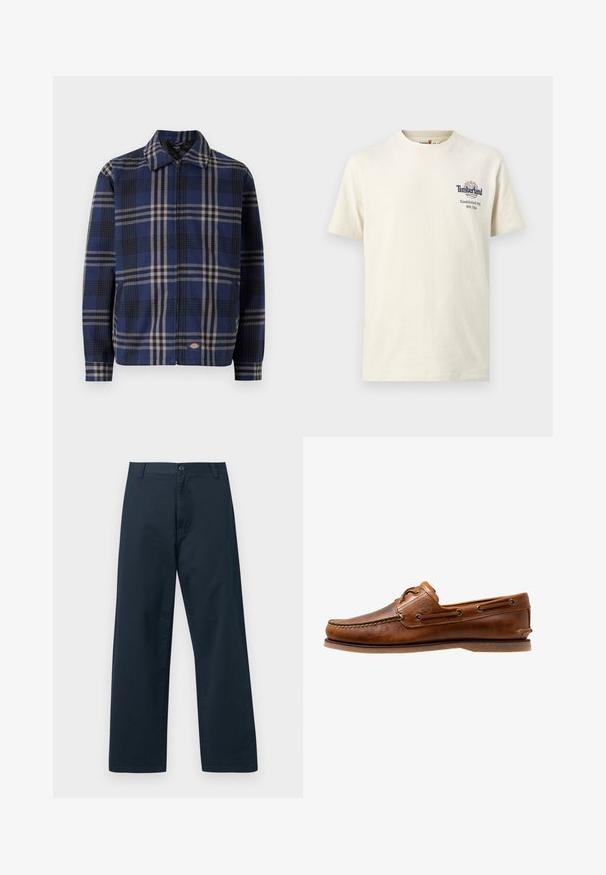 Geruite jas in marineblauw, zwart en beige. Beschikt over een kraag, een ritssluiting aan de voorkant en elastische manchetten met een logo aan de onderzijde.; Off-white T-shirt met korte mouwen en ronde hals, met een klein Timberland-logo en tekst op de linkerborst waarop staat "Established 1973 NH, USA."; Marineblauwe, wijde broekspijpen met riemlussen, knoopsluiting en ritssluiting aan de voorkant op een witte achtergrond.; Brown leren botenschoen met gestikte accenten, voorzien van metalen oogjes, een verhoogde naad op de neus en een platte rubberen zool.