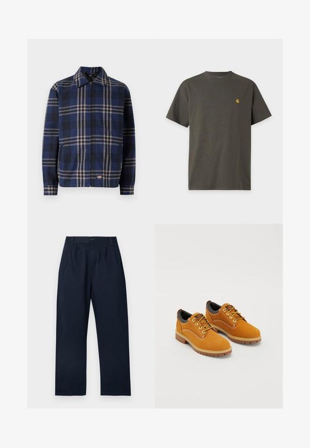 Rutet jakke i navy, sort og beige. Har krave, frontlynlås og elastiske manchetter med et logo på den nederste del.; Ensfarvet mørkegrøn kortærmet T-shirt med rund halsudskæring og lille gul logo på venstre bryst mod en hvid baggrund.; Mørk navyblå bomuldsbukser med knaplukning, folder foran og lige ben.; Brune ruskindssko med rund tå, gule snørebånd, en polstret sort krave og gummisåler med skridsikre riller.