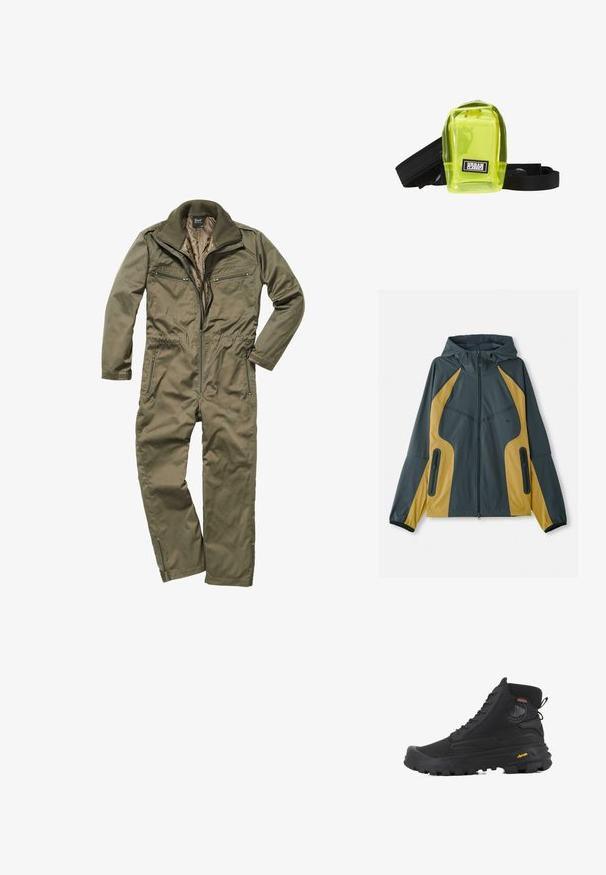 Grå og gul hættejakke med lynlås foran, der har kontrasterende paneler, lynlåslommer og elastiske manchetter. Glat tekstur.; Oliven grønt jumpsuit lavet af holdbart stof, med lynlås foran, ribbet krave og flere lynlåslommer på brystet og siderne.; Sorte høj-top støvler med en tekstureret overflade, der har et vandtæt design, snøresystem og en markant gummisål med Vibram-branding.; Gennemsigtig neon grøn taske med lynlås, sorte stropper og et "Urban Classics" logo patch på forsiden. Kompakt og rektangulært design.