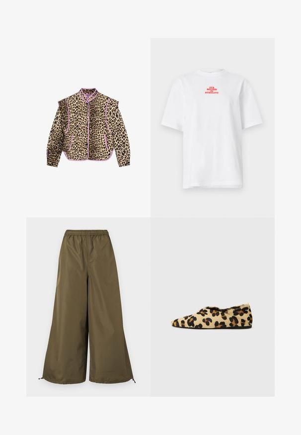 Leopardmønstret jakke med lilla kant, der har lange ærmer, krave og knaplukning. To forlommer er også synlige.; Hvid T-shirt med korte ærmer og rød tekst "DET ER BEDRE I STIEGLITZ" centreret nær den øverste del af brystet.; Løse, olivengrønne bukser med vide ben, elastisk talje og justerbare snore i kanten.; Leopardprint flade sko lavet af blød pels med en spidse tå-design og en lav profil. Naturlige nuancer med sorte accenter.
