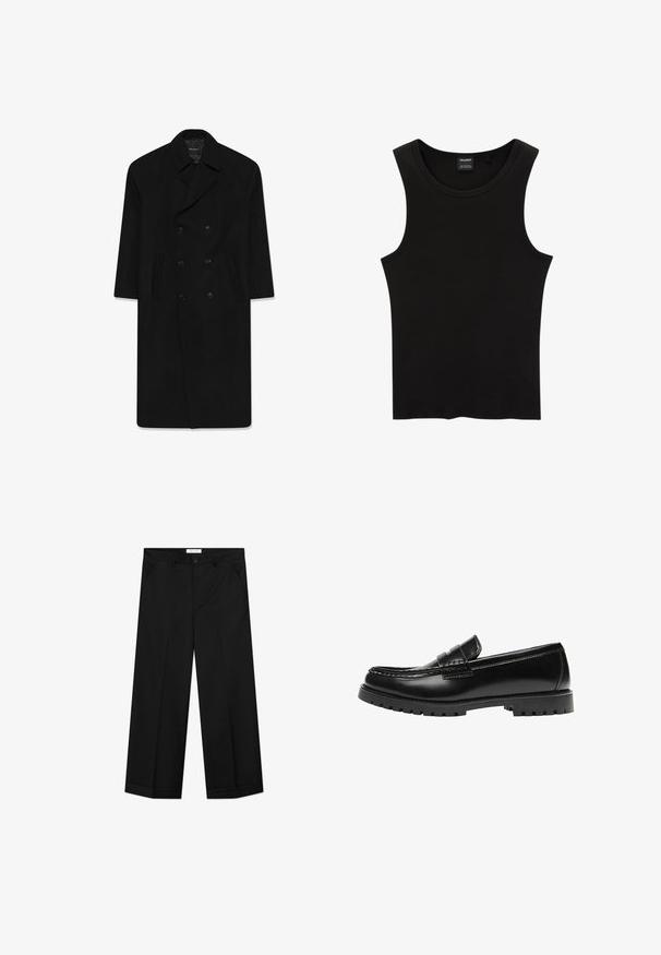 Schwarzer Doppelreißverschluss-Mantel mit Reverskragen, zwei Fronttaschen und geradem Schnitt. Hergestellt aus Wollstoff mit glatter Textur.; Schwarzes, geripptes Tanktop mit rundem Halsausschnitt und weiten Armausschnitten, aus einem weichen, dehnbaren Stoff. Marke: Pull&Bear.; Schwarze Hosen mit weitem Bein aus glattem Material, mit Vordertaschen, einem Knopfverschluss und einer Bügelfalte an jedem Bein.; Schwarzer Leder-Slipper mit dicker Gummisohle und klassischem Penny-Detail an der Riemen, von der Außenseite gezeigt.