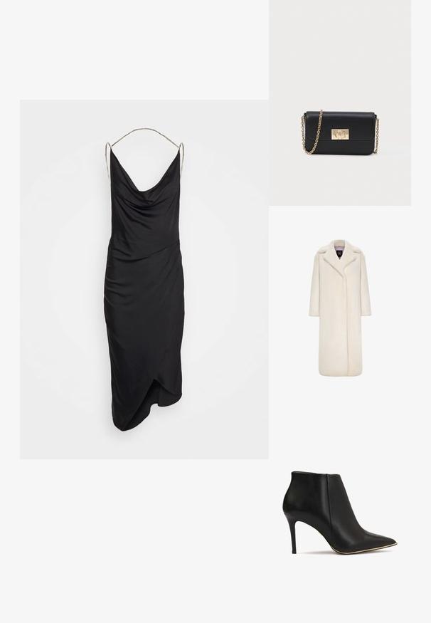 Langer Kunstpelzmantel in Elfenbein mit Schalkragen, langen Ärmeln und offener Frontgestaltung. Weiche Textur und durchgehende Silhouette.; Et Ochs ILA CHAIN COWL NECK MIDI DRESS - Cocktailkleid/festliches Kleid - black; Schwarze Lederstiefelette mit spitzem Zeh, hohem Stiletto-Absatz und goldener Akzentuierung entlang der Sohle. Glatte Textur und elegantes Design.; Schwarze Leder-Crossbody-Tasche mit goldener Kettenhenkel und rechteckiger goldener Schnalle auf der Vorderseite, vor einem einfachen hellen Hintergrund.