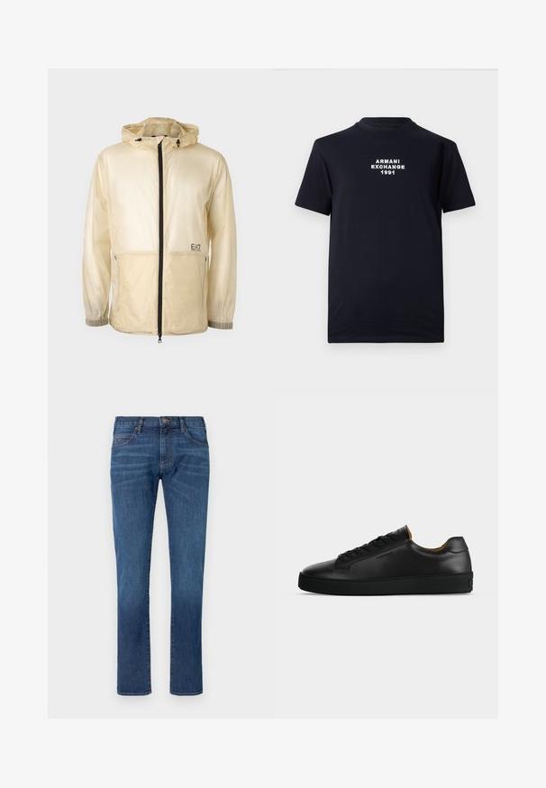 Leichte beige Windbreaker-Jacke mit Kapuze, ausgestattet mit einem durchgehenden Reißverschluss, elastischen Bündchen und einem gestickten Logo auf der linken Seite.; Schwarzes Baumwoll-T-Shirt mit Rundhalsausschnitt und kurzen Ärmeln. Weiß gestickter Text mit "ARMANI EXCHANGE 1991" in der Mitte.; Blaue Jeans aus Denim mit geradem Bein, ausgestattet mit klassischem Fünf-Taschen-Design und Knopfverschluss. Dezentes Ausbleichen über der Stoffstruktur.; Schwarzer flacher Ledersneaker mit schwarzen Schnürsenkeln, strukturierter Gummisohle und kleinem eingeprägtem Logo an der Seite, im Profil vor grauem Hintergrund gezeigt.