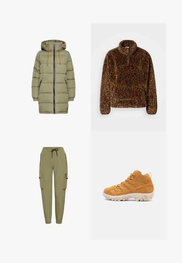 Olivenfarvet polstret jakke med hætte, sort lynlås og orange snoredetaljer. Har to sidelommer og elastiske ærmer.; Brun leopardprint fleecepullover med høj krave, kvart-lynlås foran og blødt, tekstureret stof. Har lange ærmer og en afslappet pasform.; Olivengrønne cargo-bukser med elastisk talje og justerbar snor. Har to sidelommer med lynlås og to store cargo-lommer.; Høje vandresko i sennepsgul ruskind, med strukturerede overlays, en forstærket tåhætte og en cremet gummisål.