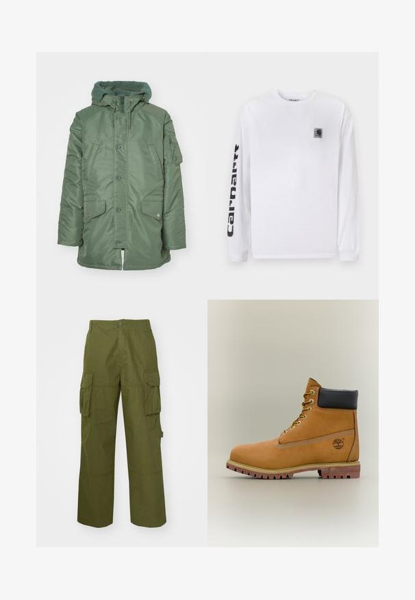 Groene gevoerde jas met een textuur fleece capuchon, voorzijde met drukknoopsluiting en twee grote zijzakken. Bevat een ritszak op de linker mouw.; Witte lange mouwen t-shirt van katoen, met een kleine zwarte logopatch op de borst en gedurfde zwarte tekst langs de linker mouw.; Olijfgroene cargo broek van duurzaam materiaal, met twee zijzakken, een relaxte pasvorm en een knoopsluiting bij de taille.; Bruine leren enkellaars met zwarte kraag, gele veters en een zandkleurige zool. Voorzien van een logo en witte stikseldetails. Robuuste loopzool met grip.