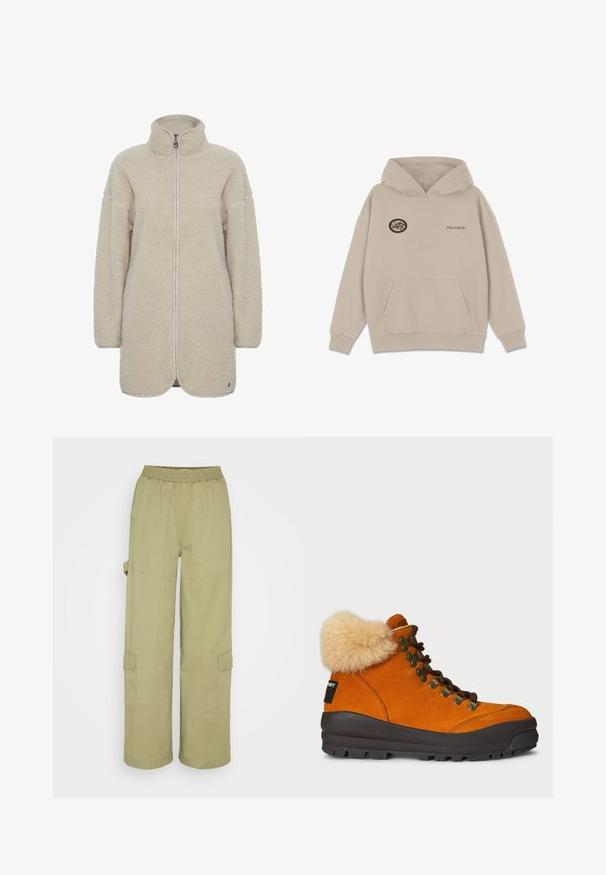 Oxmo OXTOVA TEDDY - Fleecejakke - oyster; Beige hættebluse lavet af blødt materiale. Har en frontlomme, ribbede manchetter og et broderet logo-patch med tekst på brystet.; Cotton On QUINN PANT - Cargobukser - moss green; Orange ruskindsvandrestøvle med en tan pelskrave, brune snørebånd, metaløjer og en robust sort gummisål til greb.