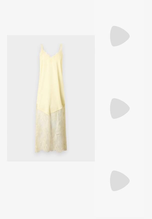 Robe nuisette sans manches jaune pâle avec encolure en dentelle et panneau en dentelle transparente s'étendant de la mi-cuisse à l'ourlet.; Ballerine Mary Jane noire à bout pointu avec côtés en mesh transparent décorés de clous argentés et bride avec boucle ronde.; Pochette en cuir beige plissé avec un cadre en métal argenté, dotée de deux fermoirs ronds décoratifs et d'une chaîne en argent.; Boucles d'oreilles en clip argentées avec un design en spirale, présentant une texture métallique lisse et des formes arrondies. Pas d'embellissements ou de motifs visibles.