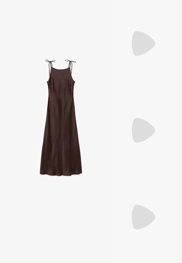 Mørkebrun satin maxikjole med tynde justerbare skulderstropper og en let udvidet nederkant.; Bordeaux patentlæder højhælede sko med spids tå, ankelrem og en 10 cm stiletto hæl. Glat tekstur og minimal detaljer.; Clutchpung i gyldent stof med plisseret tekstur, sølvramme og stor perleknap med mindre perler langs kanterne.; Guldtonede dråbeøreringe med en række klare rhinsten langs kanterne og en rund rhinsten foroven.