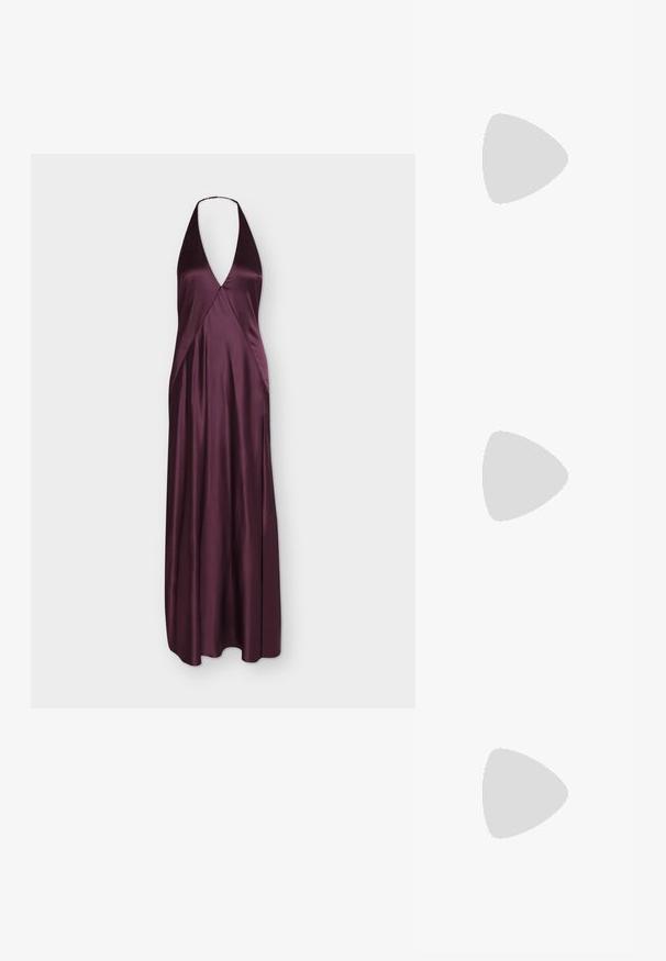 Diep paarse satijnen halter avondjurk met een diepe halslijn en een lange, vloeiende rok, weergegeven tegen een witte achtergrond.; Metallische gouden hoge hakpomp met een spitse teen, slanke hak, een gladde textuur en minimale stikseldetails op de bovenkant.; Kleine rechthoekige donkergrijze clutch versierd met heldere strass-steentjes in een uitstralend patroon en een zilveren kettingband.; Rhinestone ster oorbellen met waterval franje, in een zilverkleurige tint en een glanzend, reflecterend oppervlak. Stervorm met ingewikkeld ontwerp.