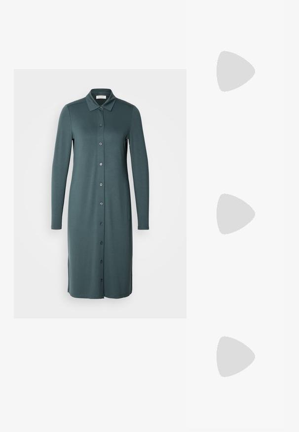 Langärmliges, button-down Kleid in einem gedämpften Türkis. Hergestellt aus glattem Stoff mit einem Kragen und seitlichen Schlitzen am Saum.; Schwarze Leder-Ankle-Boots mit spitzer Zehenform, klobigem quadratischem Absatz und schlankem Design. Verfügt über elastische seitliche Einsätze für leichtes An- und Ausziehen.; Schwarze Leder-Umhängetasche mit zwei Schulterriemen, versehen mit einem floralen Seidenschal, der am Griff gebunden ist, sowie einem metallischen Logoakzent auf der Vorderseite.; Silberne Metallohrringe mit einem wellenförmigen, skulpturalen Design, das eine polierte Oberfläche und unregelmäßige Formen aufweist, die eine zeitgenössische Ästhetik betonen.