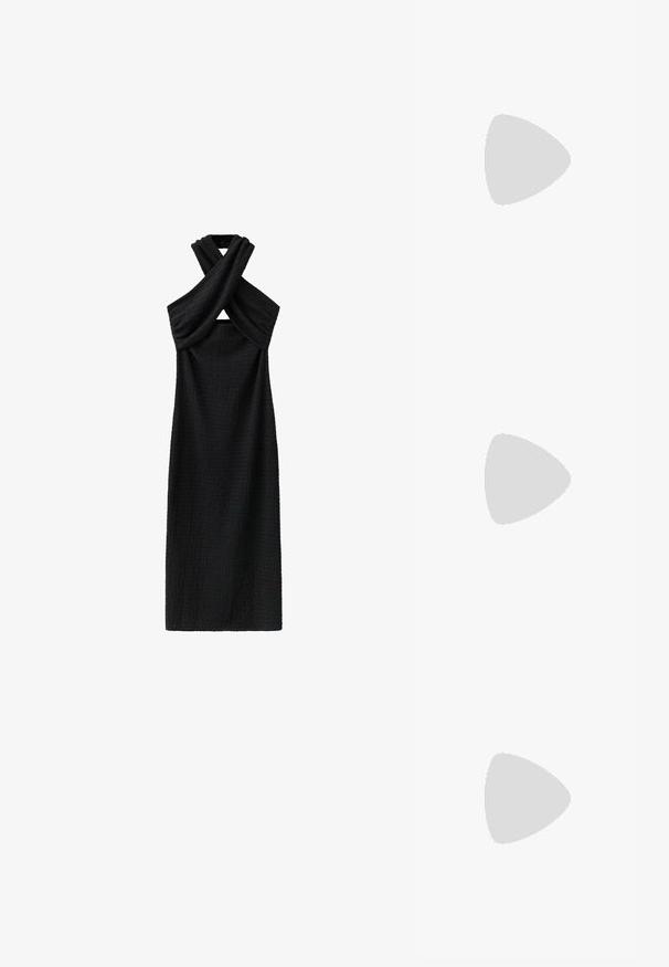 Robe midi noire sans manches en tissu texturé avec un col halter torsadé créant une petite découpe à l'avant.; Sandale noire en cuir verni à talon haut avec talon aiguille fin, bout ouvert et fine bride sur le dessus du pied et autour de la cheville.; Lunettes de soleil noires en forme d'œil de chat avec des verres gris foncé, monture en plastique élégante, coins pointus et branches droites. Pas de métal visible ni d'accents.; Sac à main en cuir noir avec une poignée supérieure, une texture crocodile et une fermeture double à glissière au centre.