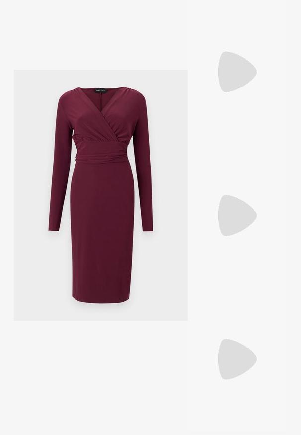 Robe bordeaux à manches longues, longueur genou, avec encolure en V style portefeuille et taille ajustée, par Anna Field.; Pompe à talon aiguille en suède noir, avec un bout pointu, une texture lisse et un talon stiletto fin. Design classique avec une silhouette épurée.; Pochette en cuir bordeaux au design plat et élégant. Équipée d'une bandoulière en chaîne dorée et d'une fermeture à rabat angulaire. Texture lisse avec un éclat subtil.; Ensemble de bijoux en or comprenant un collier superposé avec un pendentif en forme de goutte et des boucles d'oreilles créoles assorties, le tout avec une finition polie.