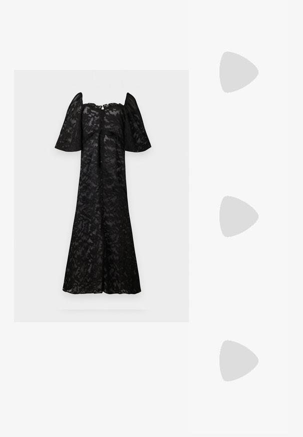 Robe noire avec des manches courtes et bouffantes, ornée d'un motif de dentelle florale. Boutonnage sur le devant, silhouette fluide et ourlet au genou.; Ballerines en paillettes argentées avec un bout arrondi, une sangle élastique et un talon minimal. Surface texturée avec un éclat métallique et des finitions contrastées.; Sac en tissu gris foncé avec une anse courbée, texture douce et forme arrondie. Pas de matériel ou d'embellissements visibles.; Boucles d’oreilles créoles en forme d’étoile argentée avec une finition lisse et polie sur un fond blanc uni.