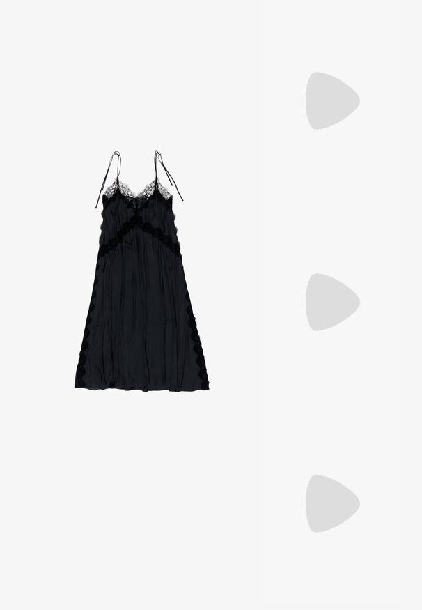 Zwart slipdress van gladde stof met kant langs de halslijn en randen. Heeft verstelbare schouderbandjes en een losse pasvorm.; Bruine suède enkelboot met een spitse neus en slanke hak. Heeft een zachte textuur en een hoge schachtontwerp.; Beige gestructureerde leren polsclutch met gouden metalen bies en ritssluiting, voorzien van een klein bandje en subtiel geperst merklogo.; Zwarte leren riem met een sierlijke zilverkleurige rechthoekige gesp met decoratieve gebogen en geribbelde details.