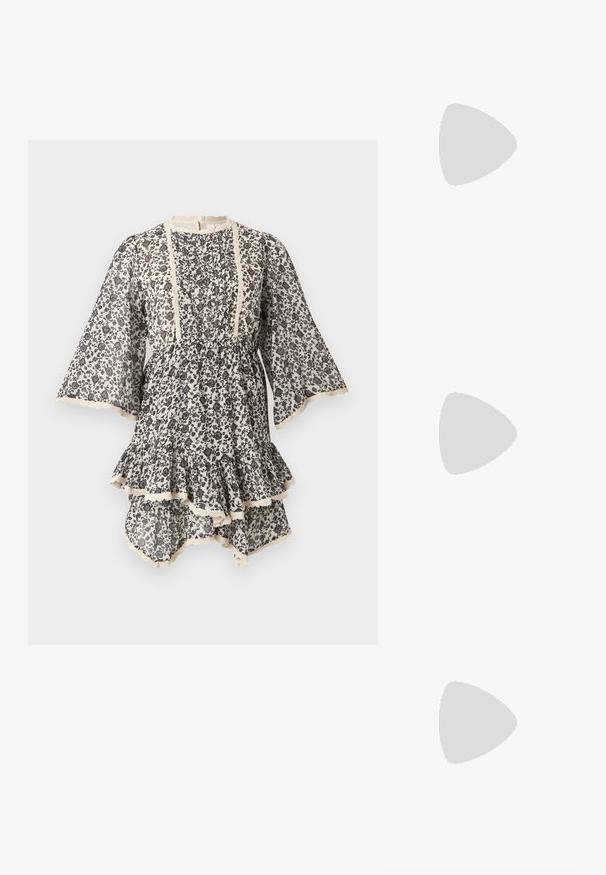 Sort-hvid kjole med blomsterprint, vide 3/4-ærmer, plisseret front, blondekanter og lagdelt flæsekant.; Knæhøje sorte læder stiletto-støvler med spids tå og glat tekstur. Hælen er i blokstil, hvilket tilføjer stabilitet til designet.; Grønne rektangulære solbriller med brune linser og et lille "QUAY"-logo på templet, vist på en hvid baggrund.; Sort lædertaske med to håndtag og kontrastfuld hvid syning, med en bred, struktureret form og detaljer med central søm.