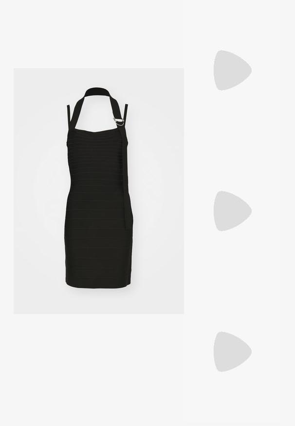 Schwarzes Kleid mit horizontalen Falten, Halterneck-Design und einem seitlichen Träger mit silbernem Akzent. Kurze, taillierte Silhouette.; Maxikleid im blauen und lila Tiermuster mit dünnen Trägern, einem taillierten Oberteil, ausgestelltem Saum und transparenten Überlagerungen.; Schwarze Leder-Clutch mit geraffter Textur, silberfarbener Metallrahmen, Druckverschluss und Kettenriemen. Glatte, weiche Oberfläche.; Silberne Creolen mit einem strukturierten, unregelmäßigen Design. Hergestellt aus Metall, verfügen sie über einen sicheren Postverschluss und ein glänzendes Finish.