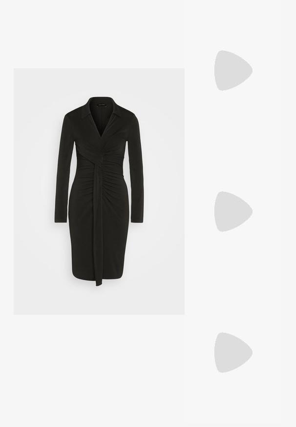 Robe noire en tissu extensible, avec un col, des manches longues, un design froncé à la taille et un lien à l'avant.; Pompe à talon aiguille en suède noir, avec un bout pointu, une texture lisse et un talon stiletto fin. Design classique avec une silhouette épurée.; Porte-monnaie noir en daim avec une finition texturée, doté d'une chaîne dorée et d'un design épuré et angulaire.; Boucles d'oreilles en forme abstraite argentées avec une finition poli, présentant des courbes lisses et des contours subtils. Pas de motifs ou d'accents visibles.