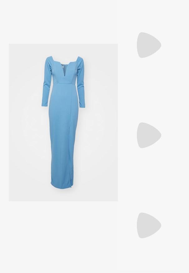 Langwerpige, blauwe jurk met een diepe V-halslijn. Aansluitend ontwerp met een zijsplit en textielstructuur; slanke silhoët en minimale details.; Zilveren metallic hoge sandaal met een brede te band, enkelband en blokhak. Gladde textuur met een glanzende afwerking en minimalistisch ontwerp.; Zilveren mesh avondclutch met envelopklep en dunne kettingriem op effen witte achtergrond.; Zilveren oorringen in de vorm van een hart, versierd met watervalletjes van heldere rhinestones voor extra sprankeling en textuur.