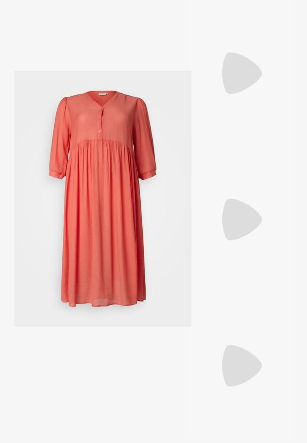 Vestido coral hecho de tejido ligero con escote en V, mangas tres cuartos, botones en el frente y textura vertical. Silueta acampanada.; Bailarinas metálicas plateadas con punta afilada, correa en el tobillo con hebilla ajustable, superficie texturizada y suela negra minimalista.; Bolso de mano de imitación cuero blanco con una forma triangular estructurada, correa ajustable única y cierre con solapa acentuada en curva.; Candados en forma de corazón de plata con inscripciones grabadas de "SÍ" y "NO", acabado pulido, diseño simétrico y un robusto cierre de metal.