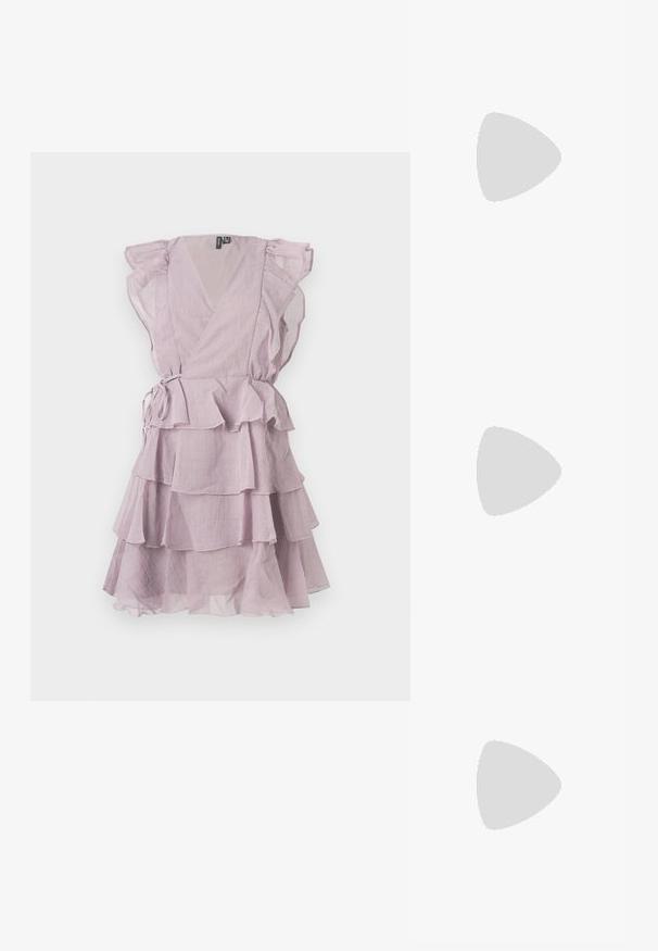 Lavendelfarvet, lagdelt kjole med voluminøse ærmer, indpakningsdesign og bånd i taljen. Letvægts, gennemsigtig stof med lagdelt detalje.; Spidse slingback hæle i leopardprintet stof med en bue-accent, der har en lav sort hæl og glat tekstur.; Gul plisseret håndtaske lavet af glat kunstlæder, med en blød form, en enkelt skulderrem og samlet topdesign.; Par af uregelmæssigt formede, polerede øreringe i guldfarvet metal med åben midte på en ens hvid baggrund.