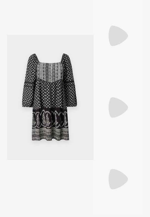 Vestido negro con estampado floral, escote cuadrado, mangas largas de campana y dobladillo en capas. Presenta patrones bordados en blanco a lo largo de toda la prenda.; Zapatos de cuero negros con punta redondeada, suela plana y una correa con detalle de hebilla. Tacón cuadrado grueso para mayor estabilidad.; Bolso de mano metálico plateado con forma triangular, textura suave y una fina correa de hombro ajustable. Presenta un diseño plegable con costuras.; Pendientes de aro de plata con un acabado suave y brillante. Forma circular, con un cierre seguro. Diseño sencillo y elegante.