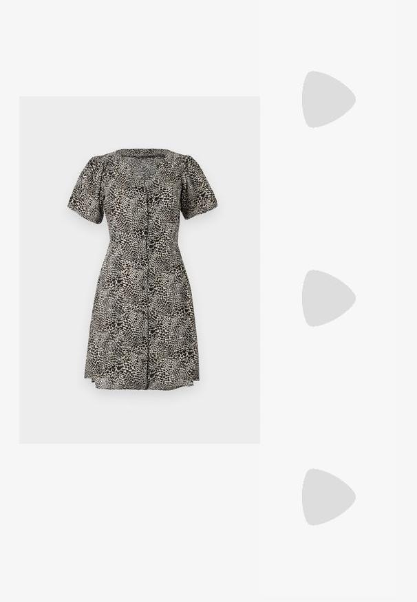 Leopardprintkjole med korte pufærmer, V-udskæring og knaplukning foran. Lavet af letvægtsstof med en flagrende nederdel.; Sorte slingback hæle med spidse tæer, lavet af blankt materiale, med udskæringsdetaljer og en moderat hæl for støtte.; Sort-hvid perlebesat håndtaske med kort håndtag, der har skiftevis perleagtige og sorte facetterede perler i et ternet mønster.; Sølv abstrakte stud øreringe med en poleret finish, der har glatte kurver og subtile konturer. Ingen synlige mønstre eller accenter.
