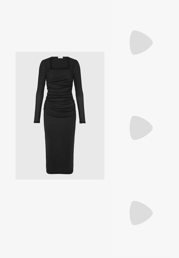 Langærmet, sort kjole med firkantet udskæring, rynket detaljer hele vejen rundt og tætsiddende silhuet, lavet af et strækbart stof.; Guldfarvede hæle-sandaler med en strappy design, firkantet blokhæl og justerbar ankelrem med spænde. Glat tekstur.; Lille rektangulær mørkegrå clutch pyntet med klare rhinsten i et strålende mønster og en sølvkæde som strop.; Guldmetalløreringe med et bølget design; glat, reflekterende overflade; asymmetrisk form; ingen synlige mønstre eller hardware.