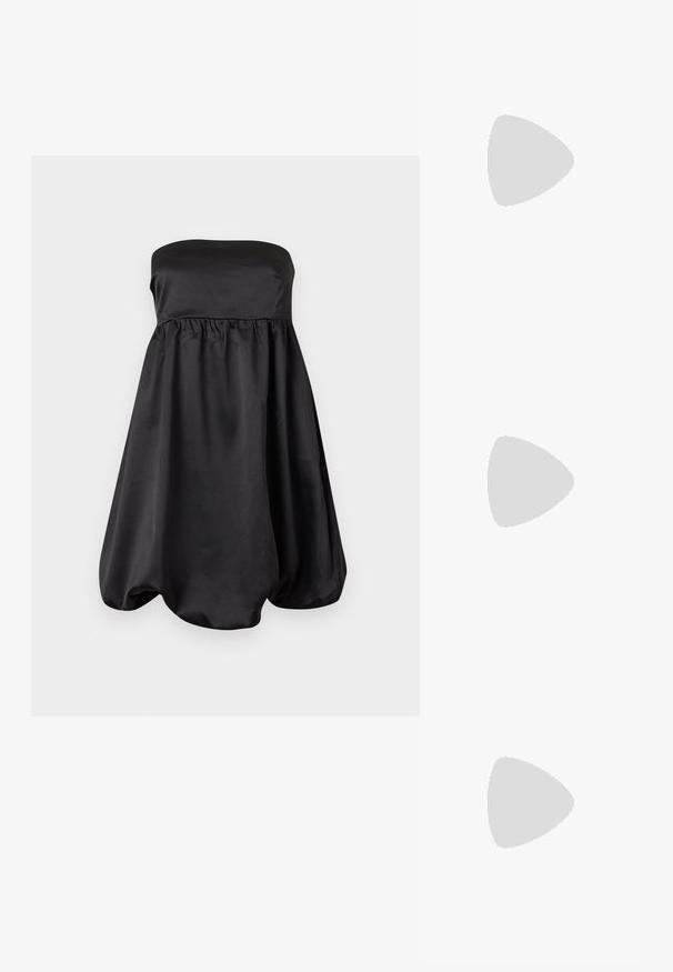 Trägerloses schwarzes Satin-Cocktailkleid mit geraffter Taille und voluminösem Bubble-Saum.; Schwarze High-Heels-Sandalen mit schlankem Knöchelriemen und zwei vorderen Riemen. Aus glattem Leder gefertigt, mit einer eleganten spitzen Zehenform und einem Stiletto-Absatz.; Schwarze Lederhandtasche mit abgerundeter Form, verziert mit silbernen Nietenakzenten und kurzem Griff. Glatte Struktur und Reißverschlussverschluss.; Silberne Creolen mit polierter Oberfläche, die kleine goldene Akzentdetails und eine runde Form aufweisen, am Ohrläppchen getragen.