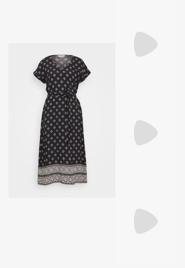 Robe maxi noire à manches courtes, décolleté en V et motif en diamonds blancs. Dispose d'une taille nouée et d'un ourlet à motifs contrastants.; Botte de cowboy en cuir noir avec un bout pointu, un talon bas empilé et un motif de feuilles embossé complexe sur la tige. Boucle en haut pour un enfilage facile.; Even&Odd Lunettes de soleil - black; Sac à main noir avec texture matelassée, doté de quincaillerie en argent, d'une forme incurvée et d'une seule bandoulière réglable. Fermeture zippée sur le dessus.