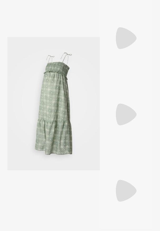 Groene maxi-jurk met een smock-borststuk, dunne bandjes en een gelaagde rucheszoom. Gemaakt van lichtgewicht stof met bloemenmotieven.; Zwarte platte sandalen met dunne verstelbare bandjes, rechthoekige teenpost en een gestructureerde matte afwerking. Voorzien van een lage, licht vierkante hak.; Zwarte geweven bucketbag met een enkele verstelbare schouderriem en een gladlederen rand bovenaan, met het merk "SAMSØE SAMSØE."; Een paar oorbellen met gouden textuur in de vorm van ringen met dunne pennen, op een witte achtergrond.