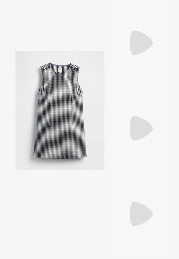 Ærmeløs navy og hvid gingham kjole med rund halsudskæring og knapdetaljer på begge skuldre, lagt fladt på en hvid baggrund.; Hvide knæhøje støvler med en glat, blank finish. Firkantet blokhæl og diskret syningsdetalje langs siden.; Katteøje solbriller med en blank sort ramme, grå gradientlinser og detaljering i guldtoner ved stængerne. Blød, glat tekstur.; Sort læderhåndtaske med topstropper, en aftagelig skulderrem og et rektangulært låsespænde i guldfarve foran.