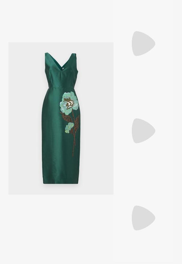 Groene satijnen jurk met een V-hals, versierd met een grote bloemenborduurwerk in aqua en bruin aan de linkerkant. Knielange silhouet.; Gouden metallic, gestrikte hoge hak sandaal met een gesp sluiting, open teen en een gladde textuur. Kenmerkt zich door een slanke, puntige hak.; Loeffler Randall BRIT PLEATED FLAT - Clutch - gold-coloured; Gouden hangoorbellen met een clusterontwerp, versierd met ronde en druppelvormige heldere kristallen, die zich kenmerken door ingewikkelde details.